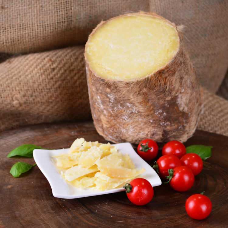 <p>Keçi sütünden elde edilen bu peynir, kaya tuzlarıyla olgunlaştırılır. Özgün olgunlaşma süreci ona karakteristik dayanıklılık ve aroma kazandırır.</p>

<p> </p>
