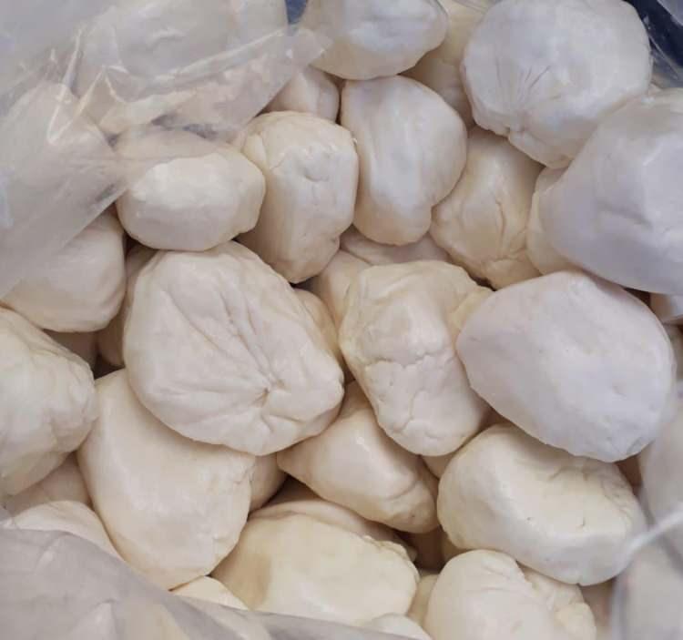 <p>Küçükbaş hayvan sütünden yapılır, el işçiliğiyle şekillendirilir. Tuzlu ve aromatik tadıyla yöresel sofraların vazgeçilmezidir.</p>
