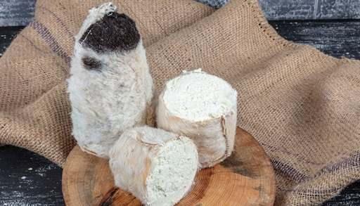 <p>Koyun veya keçi sütünden yapılır. Hayvan derisi veya yapay tulumlarda olgunlaştırılır. Sert yapısı ve yoğun aromasıyla tanınır.</p>

<p> </p>
