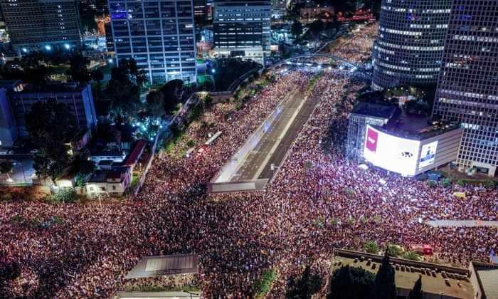 <p>Nüfusu yaklaşık 2,3 milyon olan Gazze'de İsrail saldırıları ve sürgün emirleriyle yerinden edilenlerin sayısının 2 milyona ulaştığı, çok sayıda kişinin defalarca yerinden edildiği belirtiliyor.</p>
