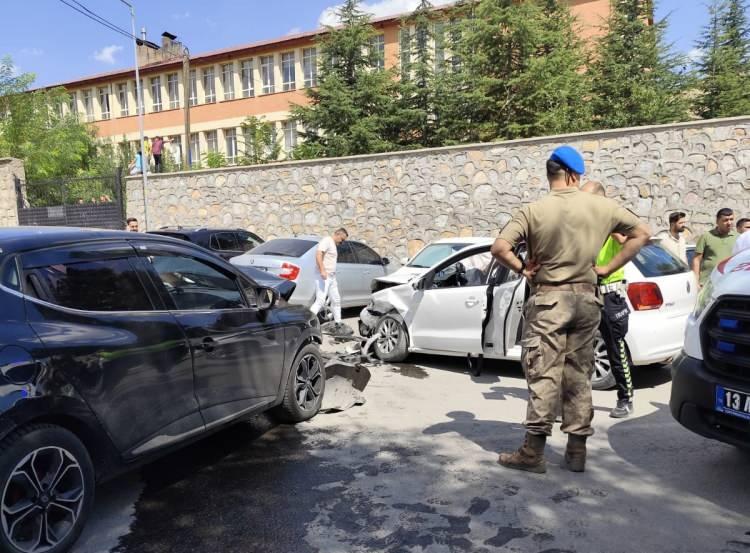<p>Kaza, saat 14.30 sıralarında Atatürk Mahallesi Mahallebaşı mevkiinde meydana geldi. Kent merkezine doğru gelen A.İ.K yönetimindeki 67 AAU 841 plakalı otomobil, karşı yönden gelen T.H yönetimindeki 35 DA 146 plakalı otomobille kafa kafaya çarpıştı.</p>

<p> </p>
