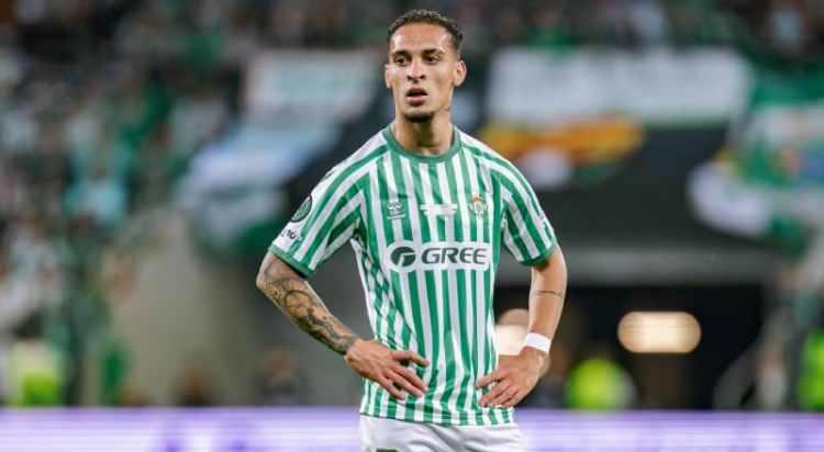 <p>Fenerbahçe'nin Manchester United forması giyen Antony'nin transferinde önemli mesafe kat ettiği öğrenildi.<br />
<br />
Mourinho'nun onay vermesi halinde yönetimin imzaları attırmaya hazır olduğu iddia ediliyor.<br />
</p>
<p>(Takvim)</p>