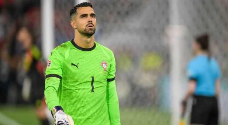 <p>Galatasaray, kaleci transferinde rotayı Diogo Costa'ya çevirdi.<br />
<br />
Galatasaray Sportif AŞ Başkanvekili Abdullah Kavukçu'nun Portekiz ekibine resmi teklif sunduğu belirtildi.<br />
<br />
(SABAH)</p>
