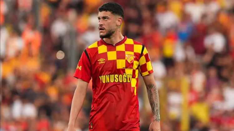 <p>Benjamin Sesko'nun Manchester United'la anlaşmasının ardından Romulo'nun Leipzig'e transferinin kısa süre içinde açıklanması bekleniyor.<br />
<br />
(FOTOMAÇ)</p>