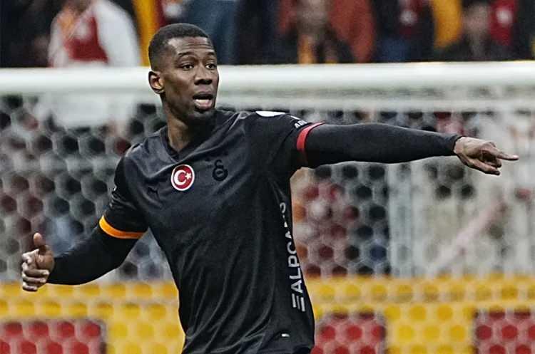 <p>Galatasaray, Carlos Cuesta için Vasco De Gama ve Spartak Moskova ile görüşüyor.<br />
<br />
Sarı-kırmızılı takımda Derrick Köhn de Bundesliga ekiplerinin radarında.<br />
<br />
(MİLLİYET)</p>
