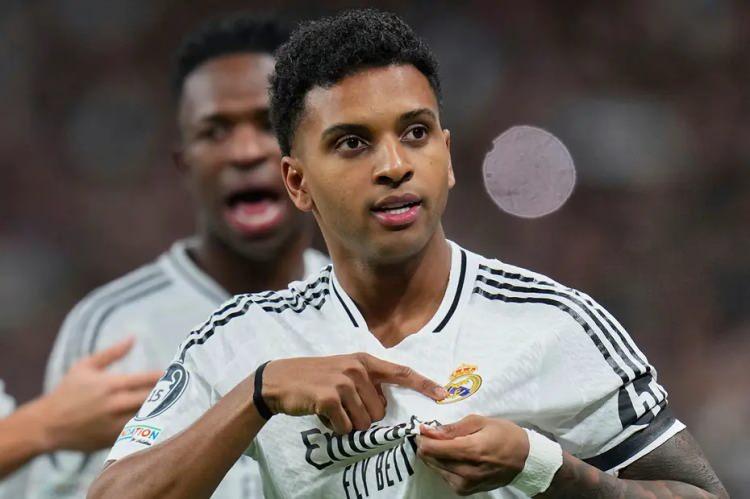 <p>Fenerbahçe, Rodrygo'nun transferinden vazgeçmedi.<br />
<br />
Sarı-lacivertli takımın yönetimi, Real Madrid'le temaslarını sürdürürken transferin son anına kadar bekleyip kiralama teklifi yapılması planlanıyor.<br />
<br />
​(FANATİK)</p>
