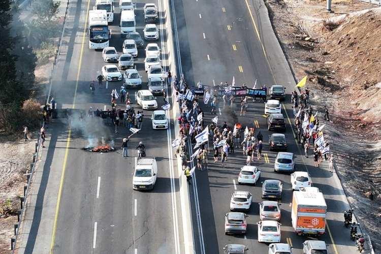 <p>İsrail'de, rehine aileleri tarafından başlatılan genel grev kapsamında Tel Aviv'de ilk eylem düzenleniyor.</p>
