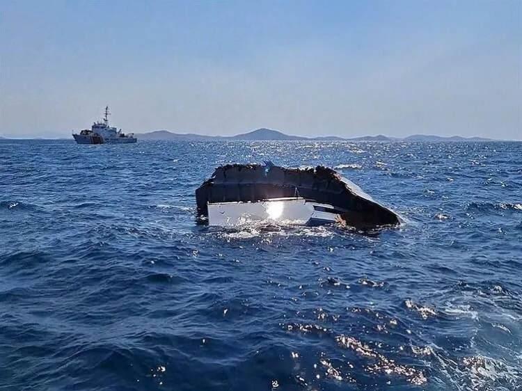 <p>C.T., ifadesinde olay günü saat 17.00 sıralarında geminin baş kısmında parçalar ve bir can simidi gördüğünü, kontrol amacıyla daire çizdiğini ancak herhangi bir canlı emaresi bulamayınca seyrine devam ettiğini açıkladı.</p>

<p> </p>
