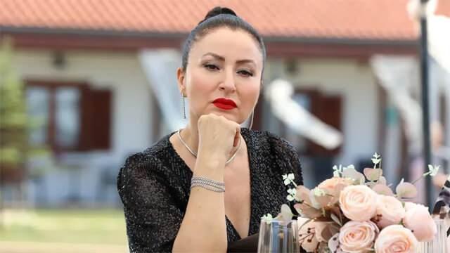 <p><strong>Yıllardır televizyon dizilerinde, filmlerde ve tiyatro sahnelerinde boy gösteren Şahinbaş</strong>, yeteneği ile <strong>babasının genlerini taşıdığını</strong> gösteriyor.</p>