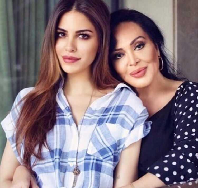 <p>Katıldığı bir davette gazetecilerin sorularını yanıtlayan Yağmur Ünal annesi Türkan Şoray son durumu hakkında, <strong>“Annemin durumu gayet iyi, en iyi formunda, çok şükür.”</strong> açıklamasında bulundu.</p>
