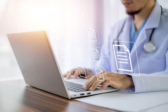 <p>OpenAI, ChatGPT’nin <strong>sağlık danışmanlığı amacıyla kullanılmaması gerektiğini</strong> belirtiyor. Bu olay, yapay zekaya <strong>bilinçsiz güvenmenin sağlık açısından ciddi sonuçlar doğurabileceğini</strong> bir kez daha gözler önüne serdi.</p>
