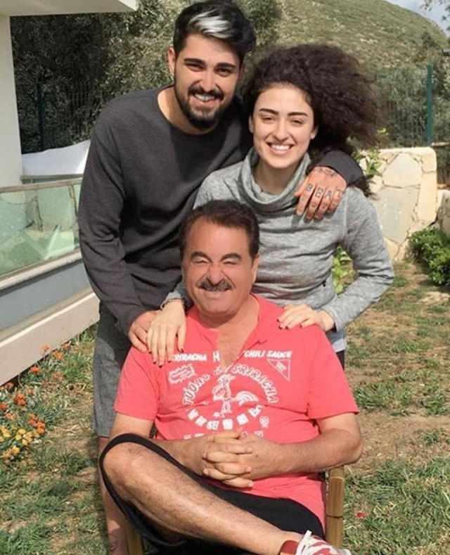 <p>Tanık beyanlarına göre Tatlıses, yaşananların ardından çalışanlarına kızını evden çıkarmaları talimatını verdi. Çıtak'ın dışarı çıkarıldığı sırada tarafların bağırarak konuşmayı sürdürdükleri aktarıldı.</p>
