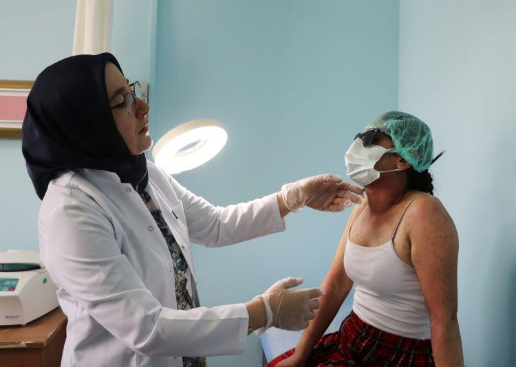 <p>Olay, 15 gün önce İpekyolu ilçesinde meydana geldi. D.K., sosyal medyada <strong>"cildi beyazlatıyor"</strong> ve <strong>"sivilce izlerini yok ediyor"</strong> iddiasıyla tanıtılan bir kremi internet üzerinden sipariş verdi. </p>