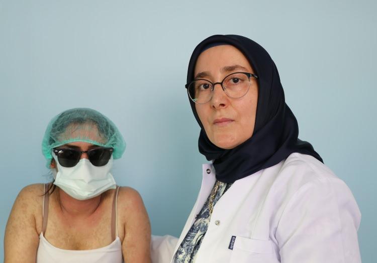<p>Prof. Dr. Özkol vatandaşları uyararak şunları söyledi:</p>

<p><strong>"Buradan halkımıza şunu söylemek istiyorum. Lütfen internetten cilt beyazlatıcı, renk açıcı gibi kremlere lütfen itimat etmeyin. Yoksa günlerce yoğun bakımda kalacak şekilde ciddi yanıklarla karşılaşabilirsiniz. Özellikle belirtmek istediğim mutlaka dermatoloğunuza başvurun. Deri ile ilgili problemlerinizi doktorunuzla giderin. Yoksa hakikaten hayati tehlike oluşturacak problemlerle karşı karşıya kalabilirsiniz."</strong></p>
