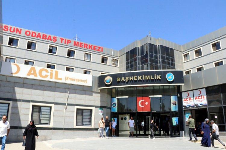 <p><strong><span style="color:rgb(165, 42, 42)">YOĞUN BAKIMA ALINDI</span></strong></p>

<p>Ailesi tarafından Van Yüzüncü Yıl Üniversitesi (YYÜ) Dursun Odabaşı Tıp Merkezi'ne kaldırılan D.K., yoğun bakıma alındı.</p>
