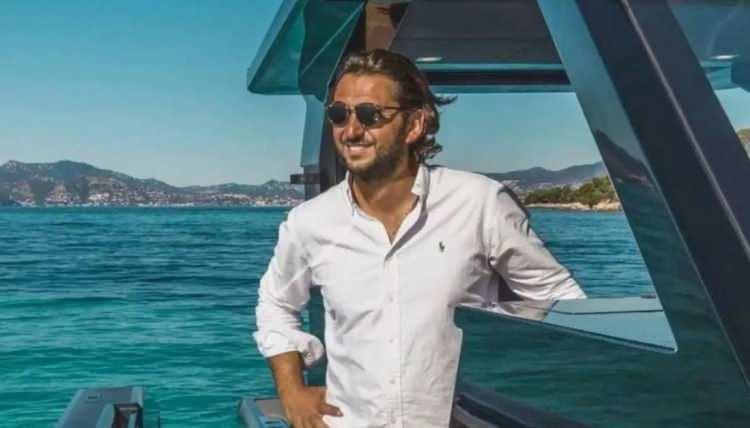 <p><span style="color:#B22222"><strong>İFADESİNDE SARSINTI HİSSETTİĞİNİ SÖYLEMİŞTİ</strong></span></p>
<p> </p>
<p>92 metre boyunda 11 metre genişliğindeki geminin ön tarafındaki çiziklerin nasıl meydana geldiği araştırılırken, tutuklanan kaptan C.T. de Yalova’daki mahkemede verdiği ifadesinde, seyir halindeyken bir sarsıntı hissettiğini belirterek, <em><strong>“Marmara Adası'nı geçmiştik. Bir sarsıntı hissettim, anlam veremedim, baktım önüme sağımda ve solumda iki parça vardı. Tahta parçası olarak gördüm. Ortasından geçtim ama biraz ilerledikten sonra gemiyle döndüm. İçim rahat etmediği için. O sırada can simidi gördüm. Sağımda ve solumda gördüğüm tahta parçalarının ne olduğunu anlamadım. Benimle ilgili bir durum olmadığını anlayınca yoluma devam ettim."</strong></em> iddiasında bulunmuştu.</p>