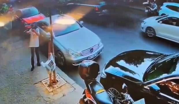 <p>Kağıthane'de bir gün arayla iki kere silahlı saldırı yaşandı. İlk olay, 15 Temmuz Salı günü Nurtepe Mahallesi’nde meydana geldi. Edinilen bilgiye göre kasklı şüpheli kuyumcunun önüne geldi. Şüpheli burada tabancayla iş yerine ateş ettikten sonra olay yerinden kaçtı. </p>