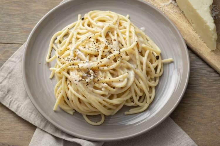 <p>İngiliz popüler yemek sitesi Good Food, Roma usülü “cacio e pepe” tarifinde yaptığı hatalar sebebiyle İtalya’dan büyük tepkiyle karşılaşırken iki ülke arasında diplomatik gerilime sebep oldu.</p>