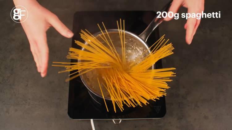 <p><strong>"HIZLI BİR ÖĞLE YEMEĞİ" </strong></p>
<p>Good Food (eski adıyla BBC Good Food), Roma’nın ünlü makarnalarından biri olan “cacio e pepe” tarifini “hızlı bir öğle yemeği” olarak tanıtırken tarife “karabiber, tereyağı, parmesan ve spagetti” ekledi.</p>