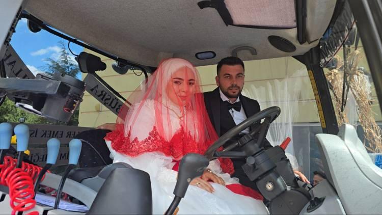 <p>Traktörü süsleyen çift, daha sonra ilçede traktörle dolaştı.</p>
