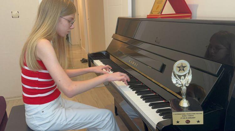 <p><span style="color:#B22222"><strong>9 YAŞINDA LİSE DÜZEYİNDE DİPLOMA ALDI</strong></span></p>

<p>London College of Music okulunun sınav programına çevrim içi katılan Kılıç, 9 yaşında uluslararası geçerliliği olan lise düzeyinde diplomayı dereceye girerek elde etti.</p>

<p>Geçtiğimiz aylarda katıldığı iki uluslararası yarışmada da büyük başarı elde eden Aylin Kılıç, Pera Uluslararası Piyano Yarışması'nda birincilik ödülü ve en iyi Türk eseri yorumu ödülünü, Sunart Uluslararası Piyano Yarışması'nda ise yine birincilik ve en iyi Türk eseri yorumu ödülünü kazandı.</p>

<p> </p>
