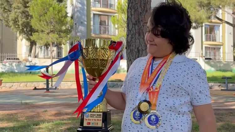 <p>Oğlunun "Legend" ünvanını almasının kendileri için büyük gurur olduğunu vurgulayan anne Haser, <em><strong>"Legend ünvanını, 3 sene üst üste altın madalya kazanan çocuklara veriyorlar. Daha önce hiçbir Türk bu ünvanı alamamıştı. </strong></em></p>
<p><em><strong>Geçtiğimiz yıl Kuala Lumpur'da, bir önceki yıl Seul'de altın madalya aldığı için Atlas, bu sene bir davetle Bangkok'a gittik. Bangkok'a giderken altın madalya alacağından ve 'Legend' ünvanını da alıp döneceğimizden emindik. </strong></em></p>
<p> </p>
<p><em><strong>Ancak sahnede adının anons edilmesi, o bayrağın kırmızısının salonu kaplaması inanılmaz bir duyguydu. </strong></em></p>
<p> </p>
<p><em><strong>O esnada ne kadar hazır olsanız, bekleseniz de inanılmaz bir coşku, gurur yaşıyorsunuz. Gözlerimiz doldu, çok mutlu olduk. Tüyler diken diken oldu."</strong></em> ifadelerini kullandı.</p>