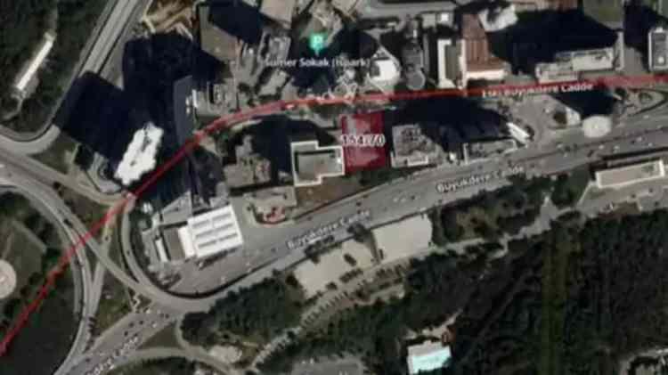 <p>İstanbul'da Büyükdere Caddesi'ne cepheli, değerine paha biçilemeyen arsa satışa çıktı. Arsa için muhammen bedel 1.5 milyar lira olarak belirlendi.</p>