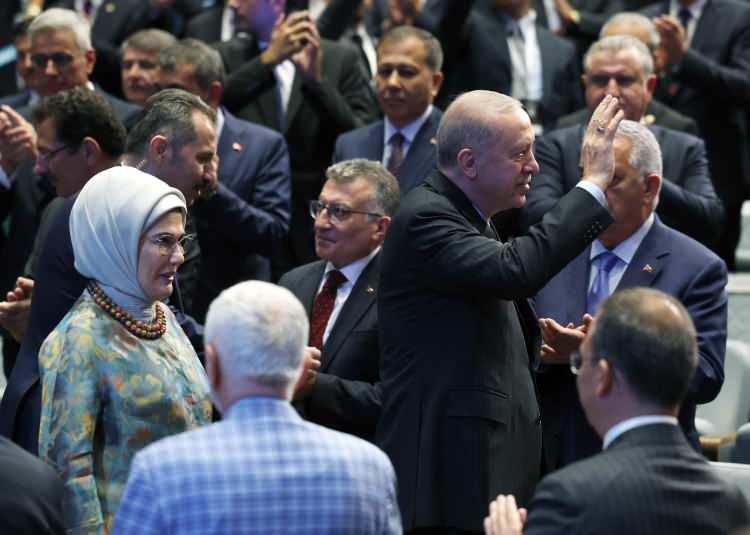 <p>Cumhurbaşkanı Erdoğan; Aydın Büyükşehir Belediyesi Başkanı Özlem Çerçioğlu'na, Söke Belediye Başkanı Mustafa İber Yarıkhan'a, Sultanhisar Belediye Başkanı Osman Yıldırımkaya'ya, Yenipazar Belediye Başkanı Malik Ercan'a, Gaziantep Şehitkamil Belediye Başkanı Umut Yılmaz'a, Yalova Altınova Belediye Başkanı Yasemin Fazlaca'ya rozetlerini taktı. Isparta Yalvaç Belediye Başkanı Mustafa Kodal da İYİ Parti'den AK Parti'ye geçti.</p>
