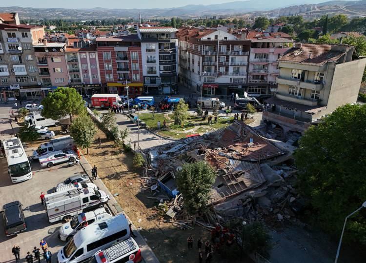 <p>Simav fayı çevresindeki serseri kırıklarının 6-6.5 büyüklüğünde depremler üretebilecek enerjileri olduğunu da söyledi.</p>