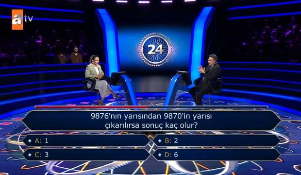 <p><span style="color:#FF0000"><strong>İŞTE O SORU</strong></span></p>

<p>Dördüncü soruda yarışmacıya <strong>"9876'nın yarısından 9870'in yarısı çıkarılırsa sonuç kaç olur?"</strong> sorusu soruldu.</p>
