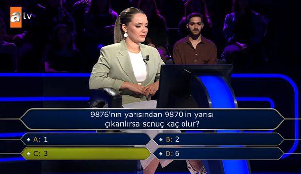 <p><span style="color:#FF0000"><strong>SEYİRCİLER İPTEN ALDI</strong></span></p>

<p>Yarışmacı, matematik sorusunda seyirci joker hakkını kullandı. Seyirciler, yüzde 55 oranında 'C: 3' cevabını vererek yarışmacıyı ipten aldı.</p>
