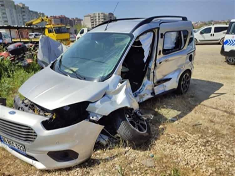 <p>Birol Bahadır'ın kullandığı 16 VEC 523 plakalı hafif ticari araca, evlerinin bulunduğu Belde Sokak'ta, Hüseyin Başaran (32) idaresindeki 16 ARL 705 plakalı otomobil yandan çarptı.</p>
