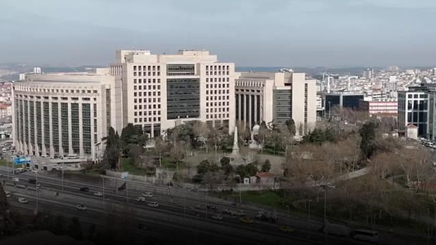 <p>Cumhuriyet Başsavcılığı'nın, kazayla ilgili soruşturması devam ederken, Adli Tıp Kurumu ve bilirkişi incelemesi sonrası, kaza anında Hüseyin Başaran'ın yüzde 25 oranında kusurlu olduğu belirlendi.</p>

<p> </p>

<p>Dava dosyasını rutin olarak inceleyen Bursa 5'inci Sulh Ceza Mahkemesi, henüz iddianamesi hazırlanmayan Başaran'ın tahliyesine karar verdi. Bahadır ailesinin savunmasını üstlenen Avukat Tuncay Özdemir ise eksiklikler ve hata içerdiği gerekçesiyle Adli Tıp Kurumu ile bilirkişi raporuna itiraz etti.</p>

