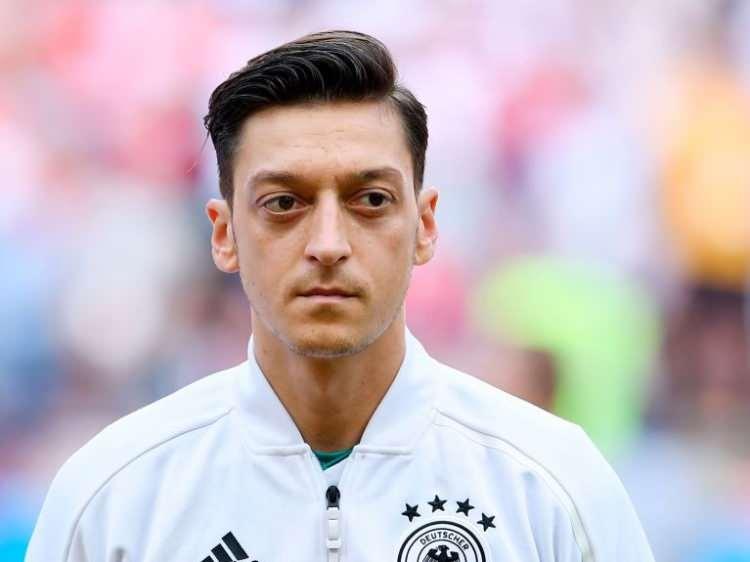 <p>Eski futbol yıldızı Mesut ÖziL, son açıklamasıyla gündeme geldi. </p>
