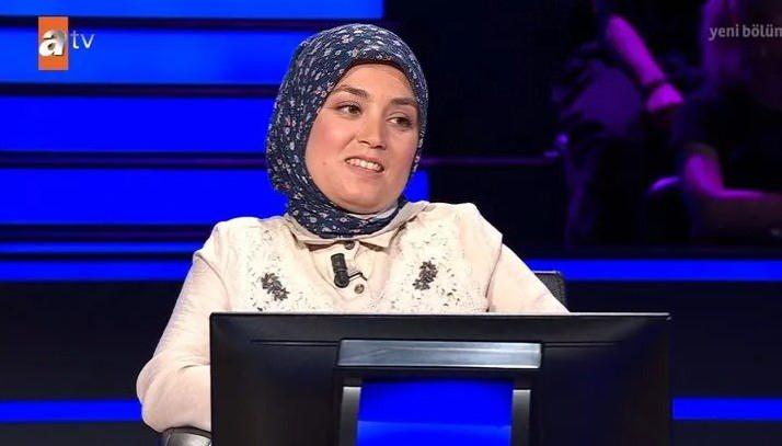 <p>Yarışmacı Ayşe Erden, hem tarzıyla hem de esprileriyle Kim Milyonler Olmak İster yarışmasına damga vurdu. Yarışmacı şalvarıyla yarışmaya katılarak geleneksel kıyafetlerin daha çok öne çıkmak istediğini belirtti. </p>