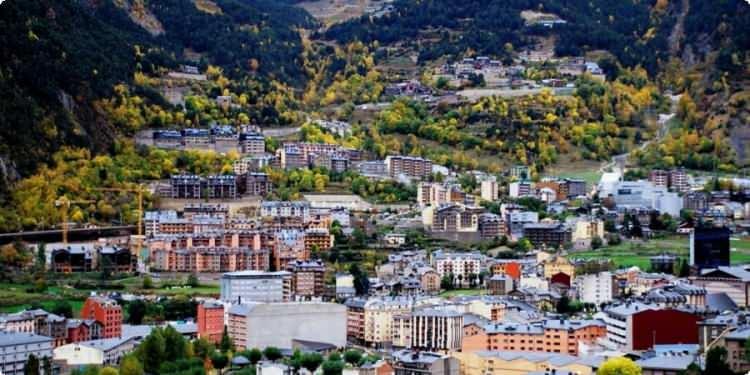 <p>Fransa ile İspanya arasında sıkışmış Andorra, kayak merkezleri ve vergi avantajlarıyla tanınıyor. Yaklaşık 80 bin nüfusa sahip.</p>