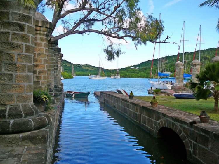 <p>Beyaz kumsallarıyla ünlü Antigua ve Barbuda, Karayipler’in popüler ama hâlâ sakin adalarından. Turizm en önemli gelir kaynağı.</p>
