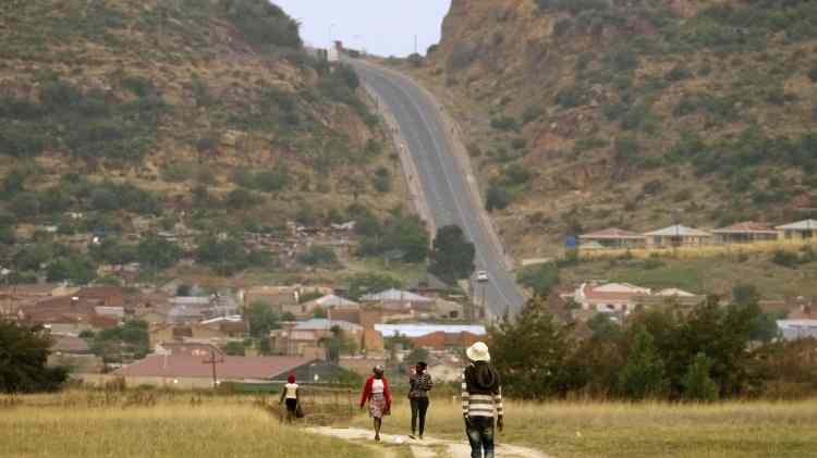 <p>Güney Afrika’nın ortasında yer alan Lesotho, tamamen dağlık bir ülke. Yüksek rakımı ve geleneksel yaşam tarzı ile biliniyor.</p>
