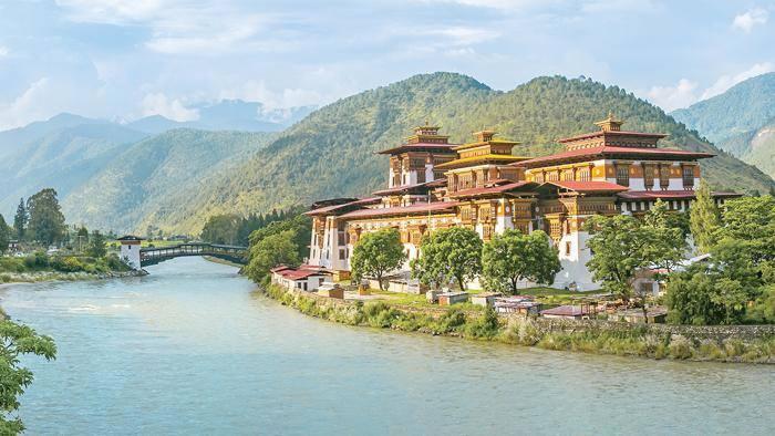 <p>Himalayalar’da yer alan Bhutan, ekonomik büyüklük yerine “ulusal mutluluk” ölçütünü öncelikli kabul eden nadir ülkelerden. Budist kültürü ve doğa dostu politikalarıyla dikkat çekiyor.</p>
