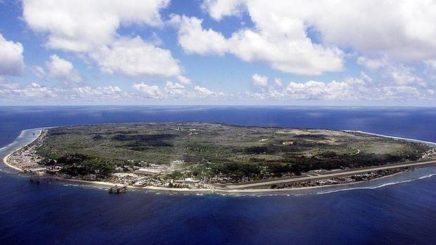 <p><span style="color:#B22222"><strong>NAURU – DÜNYANIN EN KÜÇÜK CUMHURİYETİ</strong></span></p>

<p> </p>

<p>Pasifik Okyanusu’nda yer alan Nauru, sadece 21 kilometrekarelik yüzölçümü ile dünyanın en küçük ada ülkelerinden biri. Fosfat rezervleriyle tanınan ülke, bugün ekonomik zorluklarla mücadele ediyor.</p>
