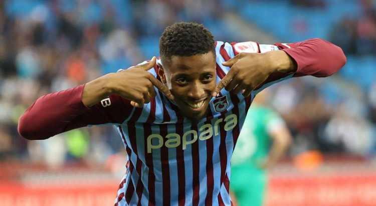 <p>Beşiktaş, geçtiğimiz sezonu Trabzonspor'da kiralık olarkak geçiren Simon Banza'nın transferi için Braga ile görüşmelerine başladı.<br />
<br />
(FOTOMAÇ)</p>