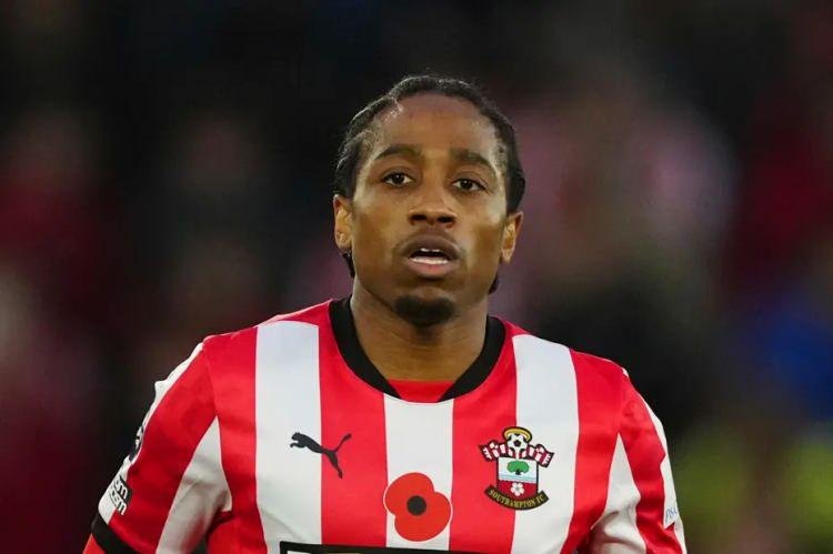 <p>Beşiktaş'ın ilgilendiği Kyle Walker-Peters'a Alex Oxlade-Chamberlain'in kulüple ilgili olumsuz bilgiler aktardığı ortaya çıktı.<br />
<br />
Bunun üzerine İngiliz sağ bek West Ham United'a imza attı.<br />
<br />
(MİLLİYET)</p>
