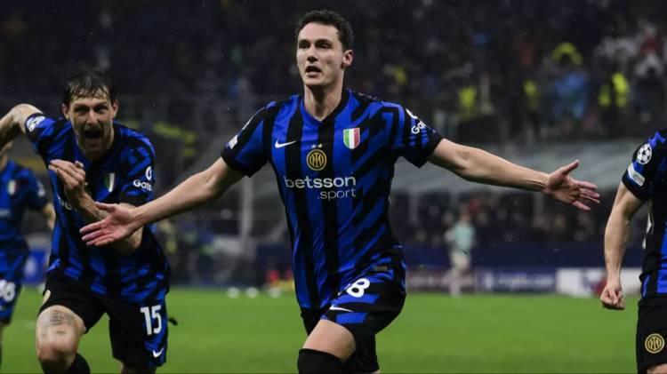 <p>Galatasaray, Benjamin Pavard için aracılar üzerinden dolaylı temas kurdu.<br />
<br />
(MATTEO MORETTO)</p>
