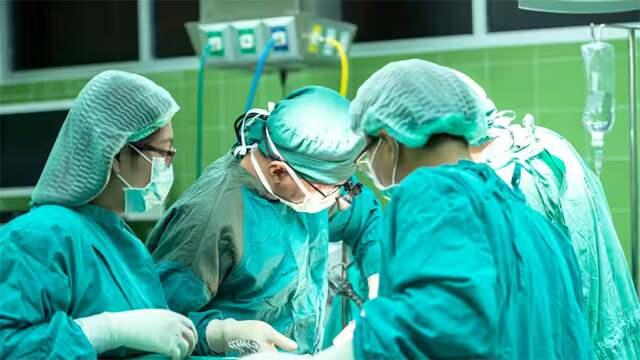 <p>Detaylı incelemeler sonrası 14 yaşındaki Erin Collins’in karın ağrılarının sebebi ortaya çıkınca hem doktorları hem de ailesini şoke oldu.</p>