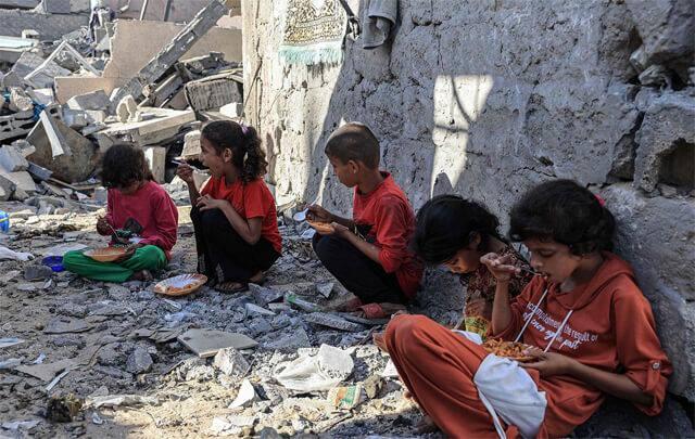 <p><strong> <span style="color:#800080"><em>“Herkes acı çekiyor. Tek amacım, bu çocukların açlıktan ölmesini engellemek.”</em></span></strong> diye sözlerini bitiren Madonna, ABD'de bulunan sivil toplum kuruluşu <strong>Dünya Merkez Mutfağı (World Central Kitchen - WCK)</strong> ve İsrailli <strong>“Kadınlar Barışı Başlatıyor” (Women Wage Peace)</strong> isimli sivil toplum kuruluşlarına <strong>bağış yapılması konusunda uluslararası duyarlılık</strong> çağrısında bulundu.</p>
