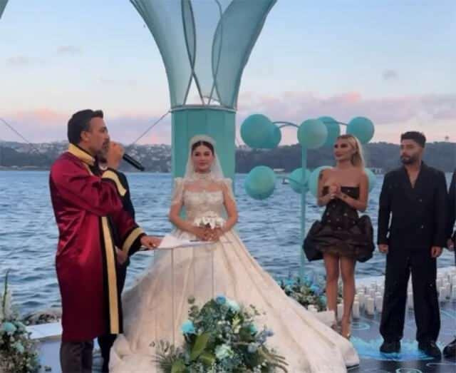 <p>Arkadaşları <strong>Burak Bulut</strong> ve <strong>Eda Sakız</strong>’ın düğününe <strong>nikah şahidi</strong> olarak katılan İrem Derici, <strong>Alişan</strong>’ın sahne aldığı sırada erkek arkadaşı <strong>Melih Kunukçu</strong>’nun sahnede diz çökmesiyle kısa süreli bir şok yaşadı.</p>