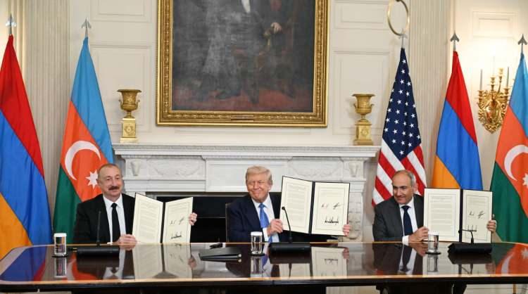 <p>Anlaşma metni, ABD Başkanı Donald Trump'ın ev sahipliğinde Azerbaycan Cumhurbaşkanı İlham Aliyev ile Ermenistan Başbakanı Nikol Paşinyan'ın Washington'da gerçekleştirdiği üçlü zirvede 2 ülkenin dışişleri bakanları tarafından paraflanmıştı.</p>