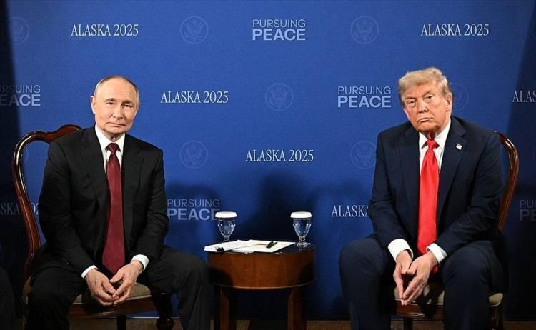 <p><span style="color:#B22222"><strong>TRUMP'IN ÜSTÜNLÜK KURMA ÇABASI</strong></span></p>

<p> </p>

<p>Fotoğrafta Trump'ın Putin'e karşı üstünlük kurmaya çalıştığı ve parmağıyla Rus lideri işaret ettiği görüldü.</p>

<p> </p>

<p>O anlar objektiflere yansırken, görüşmenin dikkat çeken anlarından birisi olarak kayıtlara geçti.</p>

<p> </p>
