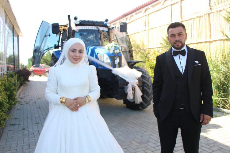 <p><span style="color:#A52A2A"><strong>ÇOCUKKEN ÖĞRENDİ</strong></span></p>

<p>Çok sevdiği traktörünün gelin arabası olmasını istediğini anlatan Büşra Yaman, <strong>"Çocukluğumda traktör sürmeyi öğrenmiştim. 18 yaşıma girer girmez ehliyetini almıştım. Traktörün gelin arabası olmasına çevremde şaşıranlar vardı. Ama çok güzel oldu."</strong> dedi.</p>
