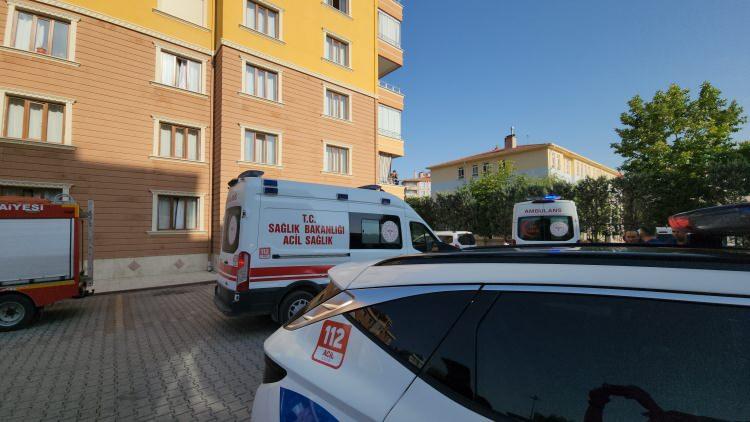 <p>KÖTÜ KOKU İHBARI EKİPLERİ HAREKETE GEÇİRDİ</p>
<p>Özkağnıcı çiftinden haber alamayan ve daireden gelen kötü kokuları duyan komşuları durumu polise bildirdi. </p>